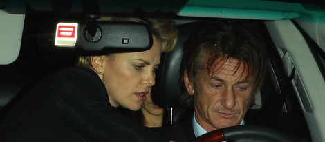 Charlize Theron enseñando a Sean Penn a conducir su coche