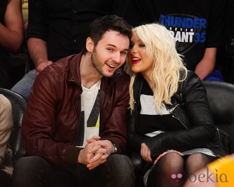 Christina Aguilera y Matt Rutler comparten confidencias en un partido de la NBA