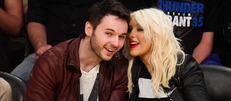 Christina Aguilera y Matt Rutler comparten confidencias en un partido de la NBA