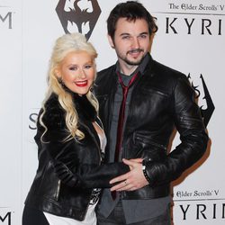 Christina Aguilera y Matt Rutler en la presentación de un videojuego