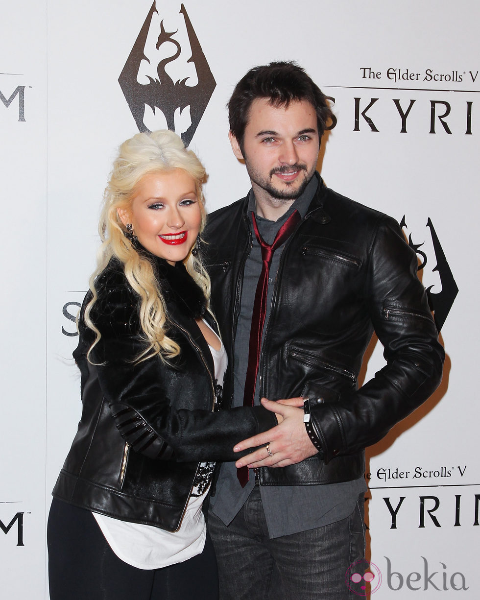 Christina Aguilera y Matt Rutler en la presentación de un videojuego