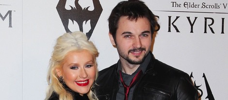 Christina Aguilera y Matt Rutler en la presentación de un videojuego