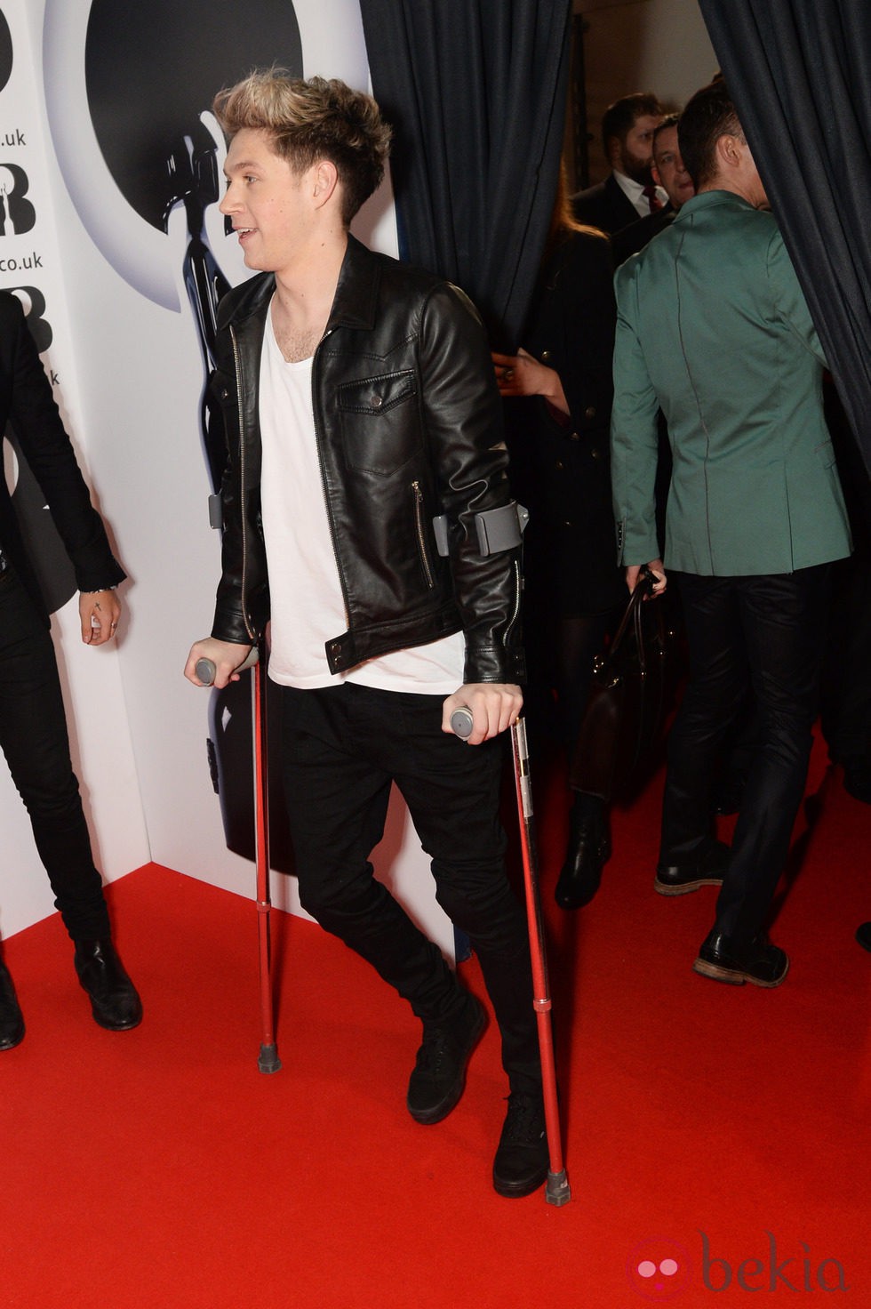 Niall Horan con muletas en la alfombra roja de los Brit Awards 2014