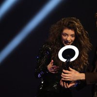 Lorde recoge el premio a la mejor artista femenina internacional en los Brit Awards 2014