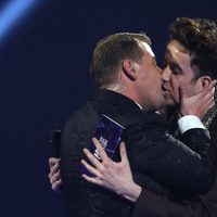 James Corden y Nick Grimshaw se dan un beso sobre el escenario durante la presentación de un premio en los Brit Awards 2014