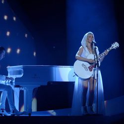 Ellie Goulding durante su actuación en los Brit Awards 2014