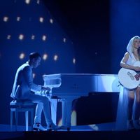 Ellie Goulding durante su actuación en los Brit Awards 2014