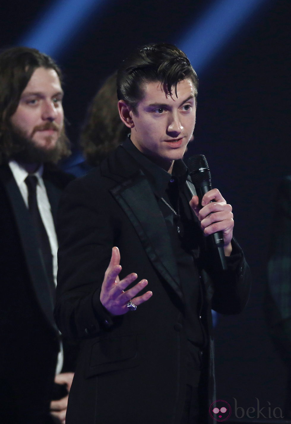 Alex Turner, integrante de Arctic Monkeys, recibe el premio al mejor álbum del año en los Brit Awards 2014