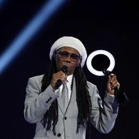 Nile Rodgers presenta uno de los galardones de los Brit Awards 2014