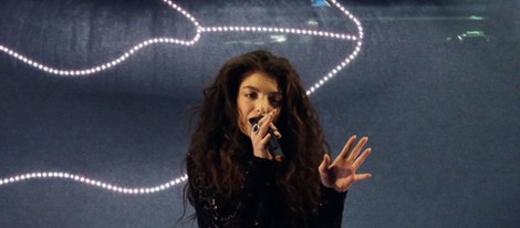 Lorde durante su actuación en los Brit Awards 2014