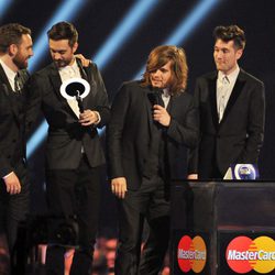 Bastille recoge el premio al mejor artista revelación en los Brit Awards 2014