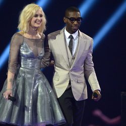 Fearne Cotton y Tinie Tempah presentan uno de los galardones de los Brit Awards 2014