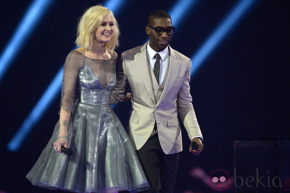 Fearne Cotton y Tinie Tempah presentan uno de los galardones de los Brit Awards 2014