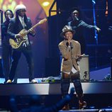 Pharrell Williams durante su actuación en los Brit Awards 2014