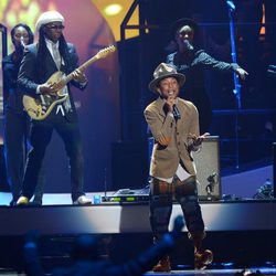 Pharrell Williams durante su actuación en los Brit Awards 2014