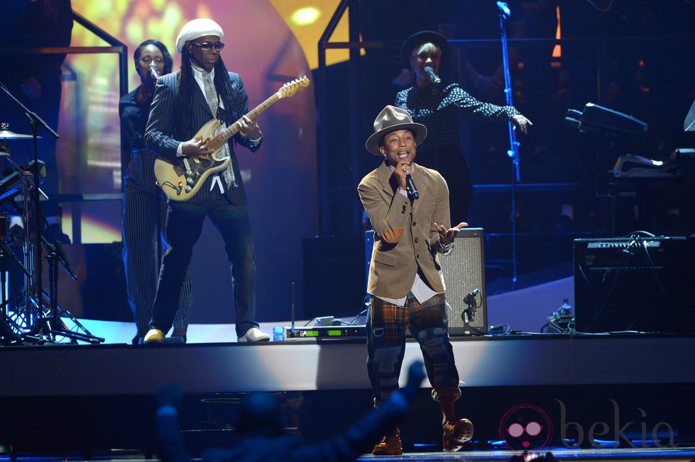 Pharrell Williams durante su actuación en los Brit Awards 2014