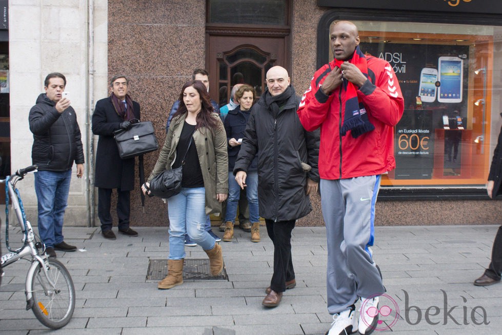 Lamar Odom pasea por Vitoria tras fichar por el Baskonia