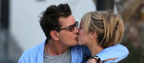 Charlie Sheen y Brett Rossi besándose durante una escapada a Cabo San Lucas