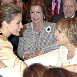 La Princesa Letizia saludando a Eugenia Martínez de Irujo en ARCO 2014