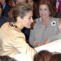 La Princesa Letizia saludando a Eugenia Martínez de Irujo en ARCO 2014