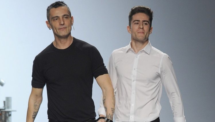 David Delfín y Pelayo Díaz saludando tras su desfile de Madrid Fashion Week 2014