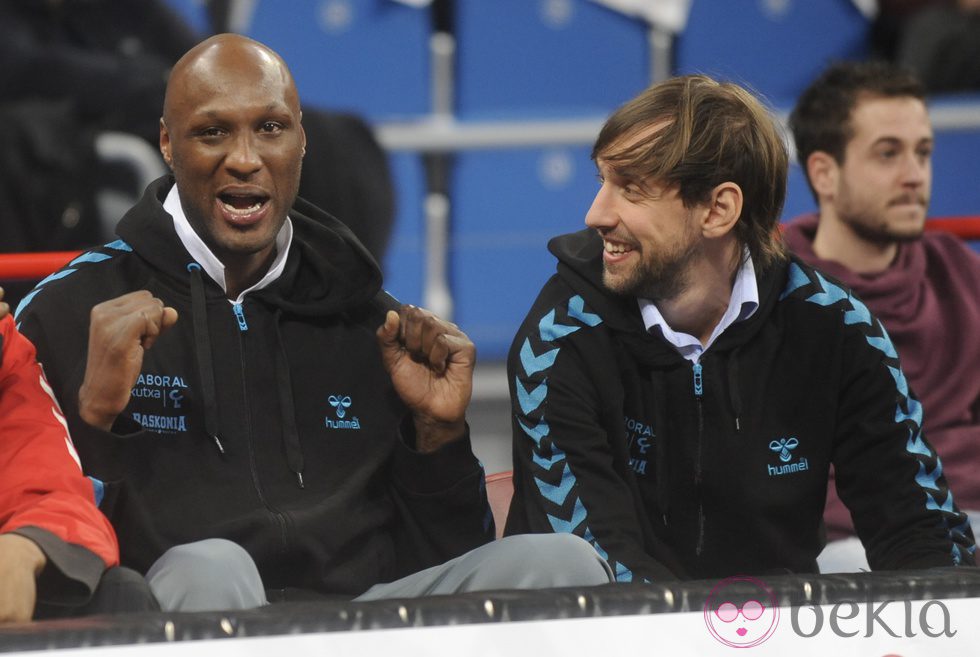 Lamar Odom sigue desde la grada el primer partido del Baskonia desde su llegada