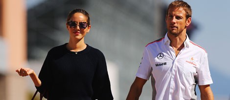 Jenson Button y Jessica Michibata paseando cogidos de la mano