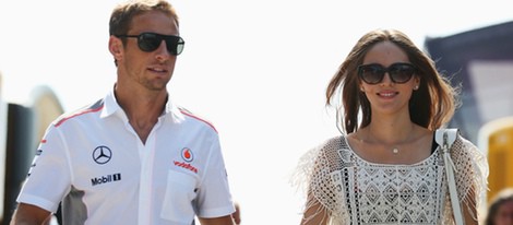 Jenson Button y Jessica Michibata paseando cogidos de la mano en un circuito de F1