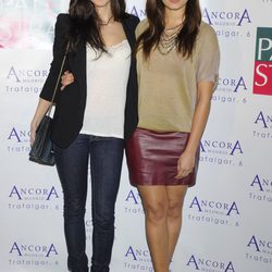 Hiba Abouk y Clara Lago en la fiesta de aniversario de un gimnasio