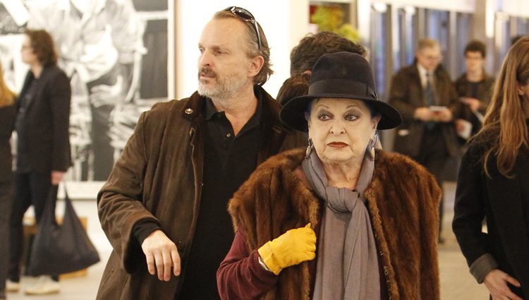 Miguel Bosé con su madre Lucía Bosé en ARCO 2014