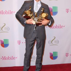 Marc Anthony posa con sus estatuillas en los Premios Lo Nuestro 2014