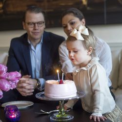 La Princesa Estela de Suecia soplando las velas de su segundo cumpleaños