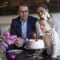 La Princesa Estela de Suecia soplando las velas de su segundo cumpleaños