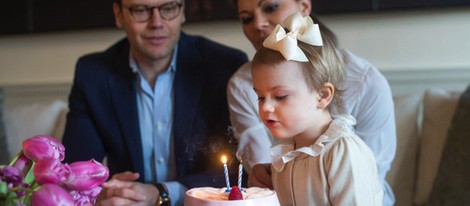 La Princesa Estela de Suecia soplando las velas de su segundo cumpleaños