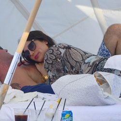 Simon Cowell y Lauren Silverman con su hijo Eric durmiendo la siesta en Miami