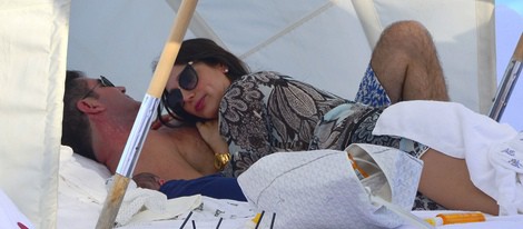 Simon Cowell y Lauren Silverman con su hijo Eric durmiendo la siesta en Miami