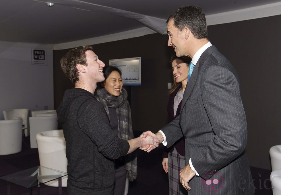 Los Príncipes Felipe y Letizia saludan a Mark Zuckerberg y Priscilla Chan