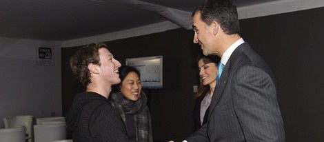 Los Príncipes Felipe y Letizia saludan a Mark Zuckerberg y Priscilla Chan