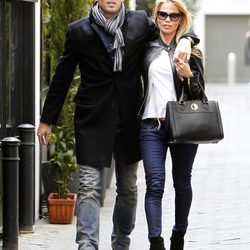 Víctor Valdés y Yolanda Cardona paseando por las calles de Madrid