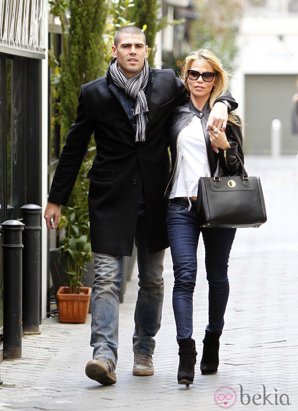 Víctor Valdés y Yolanda Cardona paseando por las calles de Madrid