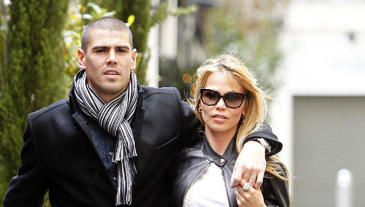 Víctor Valdés y Yolanda Cardona paseando por las calles de Madrid