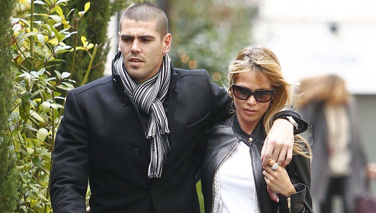 Víctor Valdés y Yolanda Cardona pasean agarrados por Madrid