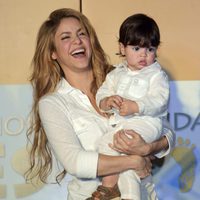 Shakira y Milan en la inauguración de una escuela en Colombia