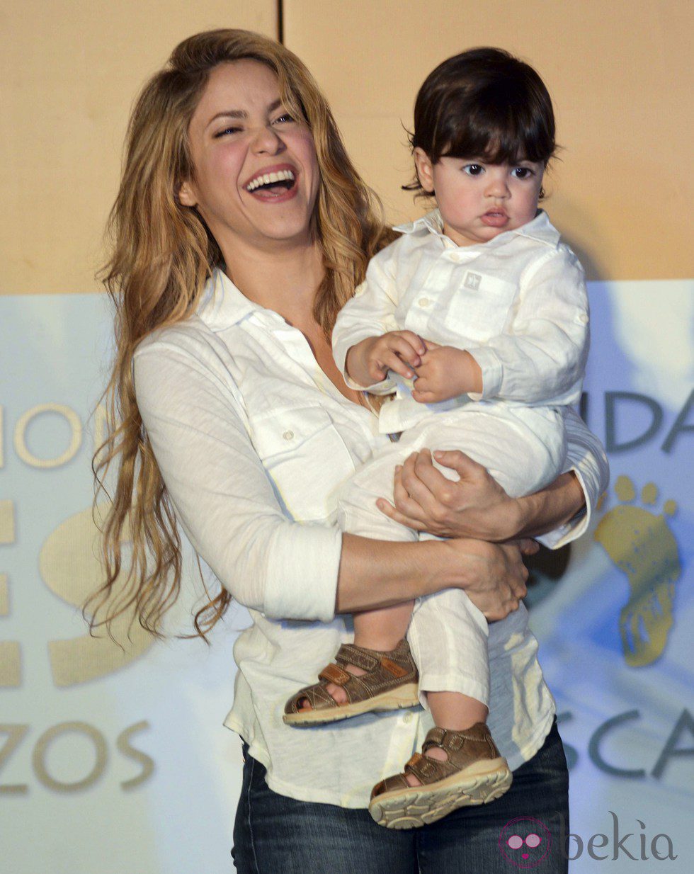 Shakira y Milan en la inauguración de una escuela en Colombia