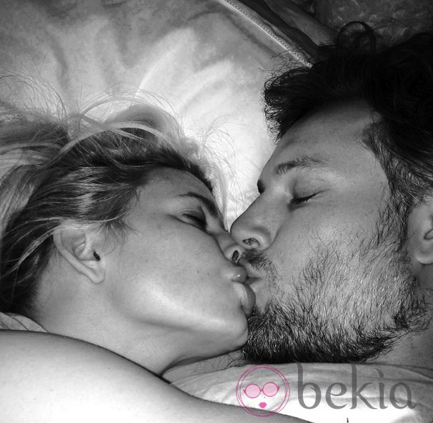 Jessica Simpson y Eric Johnson hacen un 'selfie' dándose un beso