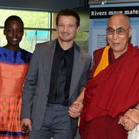 Lupita Nyong'o, Jeremy Renner y Eva Longoria junto al Dalai Lama en un acto organizado por la Fundación Lourdes en Los Angeles