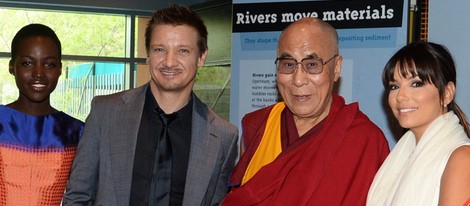 Lupita Nyong'o, Jeremy Renner y Eva Longoria junto al Dalai Lama en un acto organizado por la Fundación Lourdes en Los Angeles