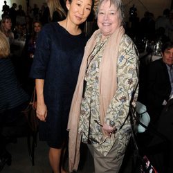 Sandra Oh y Kathy Bates en un acto organizado por la Fundación Lourdes en Los Angeles para conocer al Dalai Lama