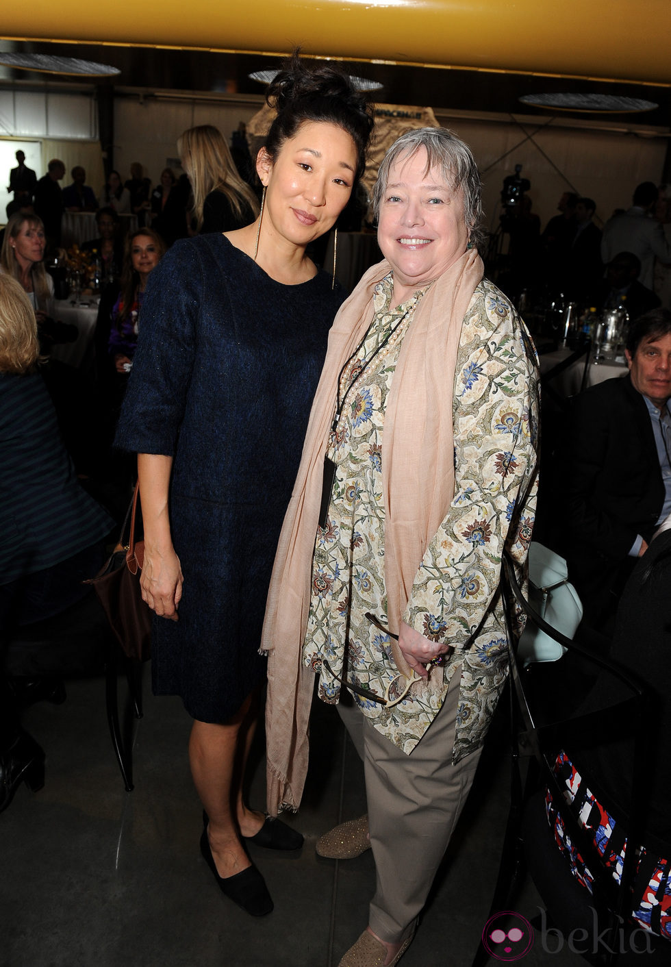 Sandra Oh y Kathy Bates en un acto organizado por la Fundación Lourdes en Los Angeles para conocer al Dalai Lama