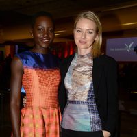 Lupita Nyong'o y Naomi Watts en un acto organizado por la Fundación Lourdes en Los Angeles para conocer al Dalai Lama